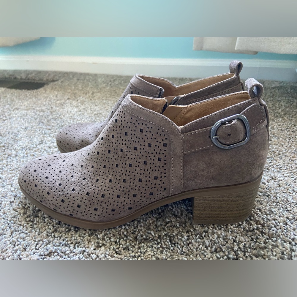 Sonoma Die Cut Gray/Brown Zip Up Booties + Vitalize by Ortholite
